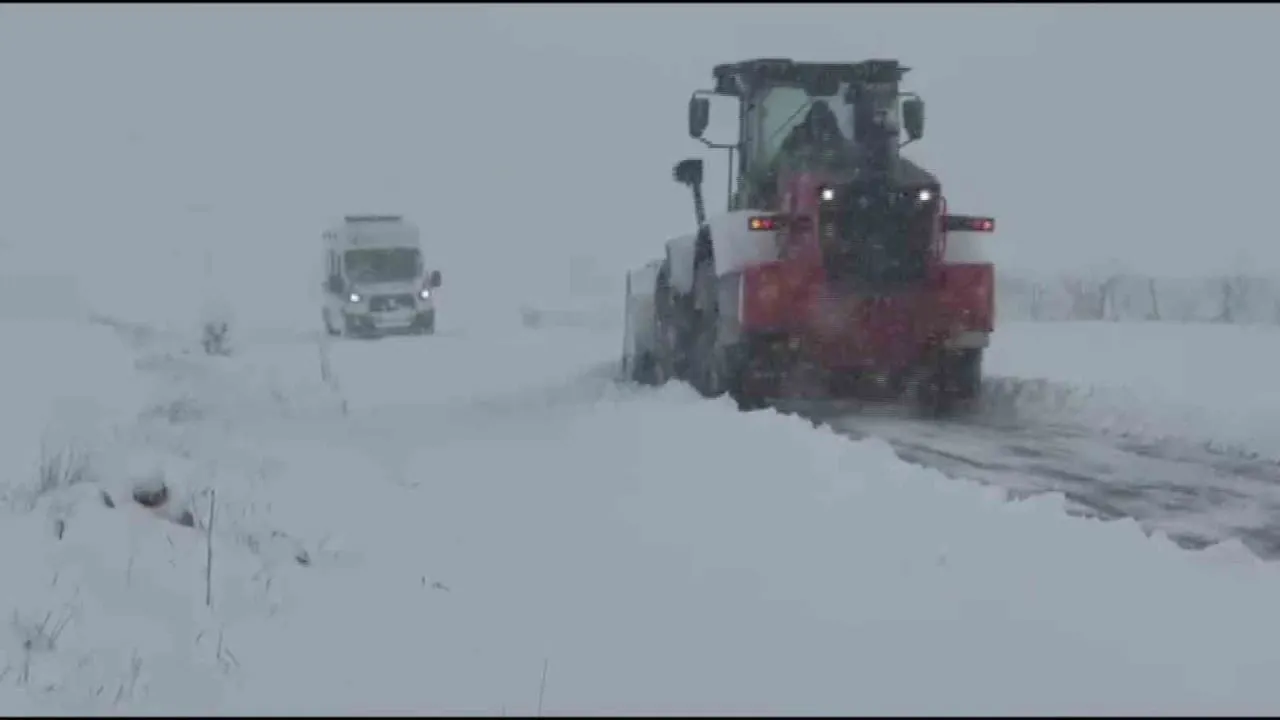 Muhtar Abdulhakim Onal Direksiyon Basinda Gercuste Koy Yollari Imeceyle Aciliyor2