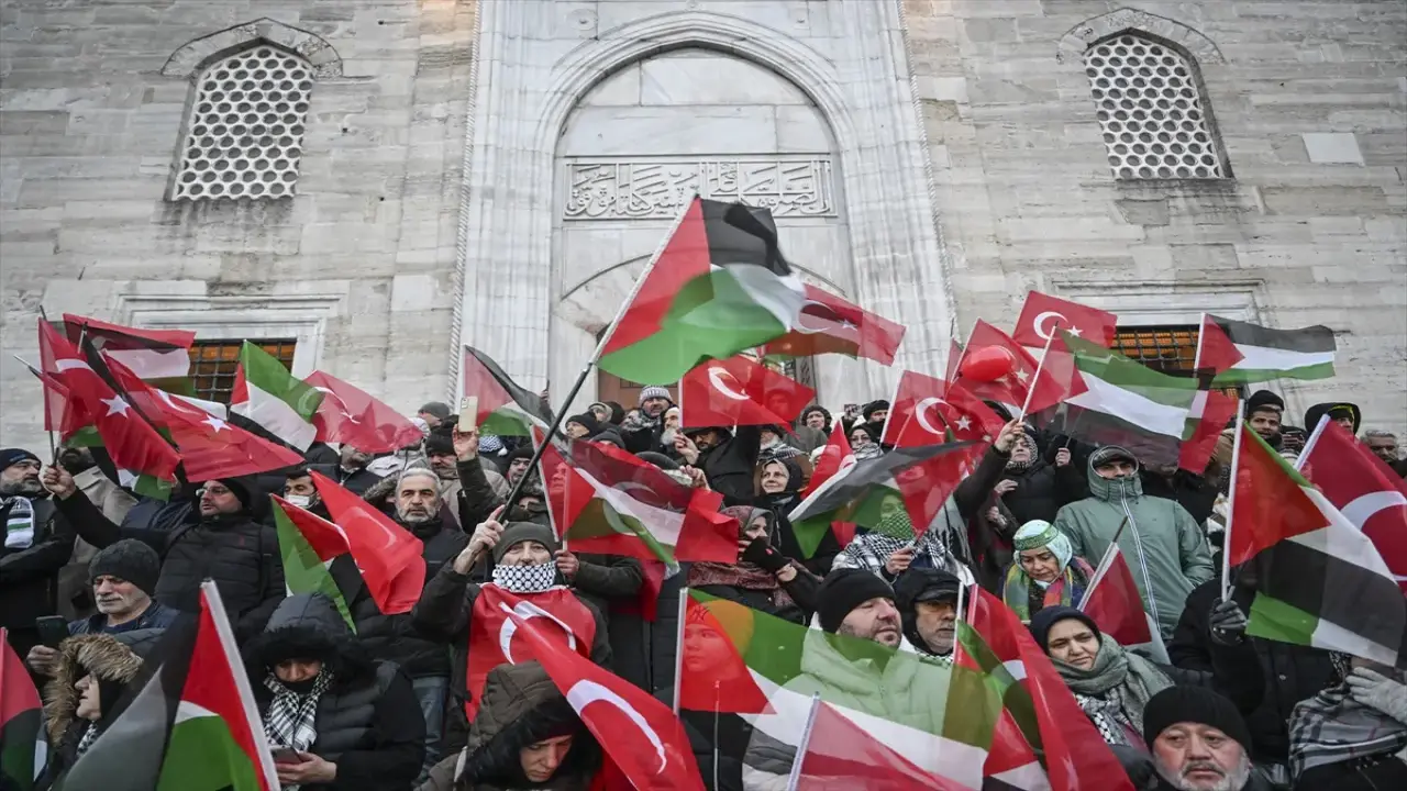 Galata Koprusunde Insanlik Seli (1)