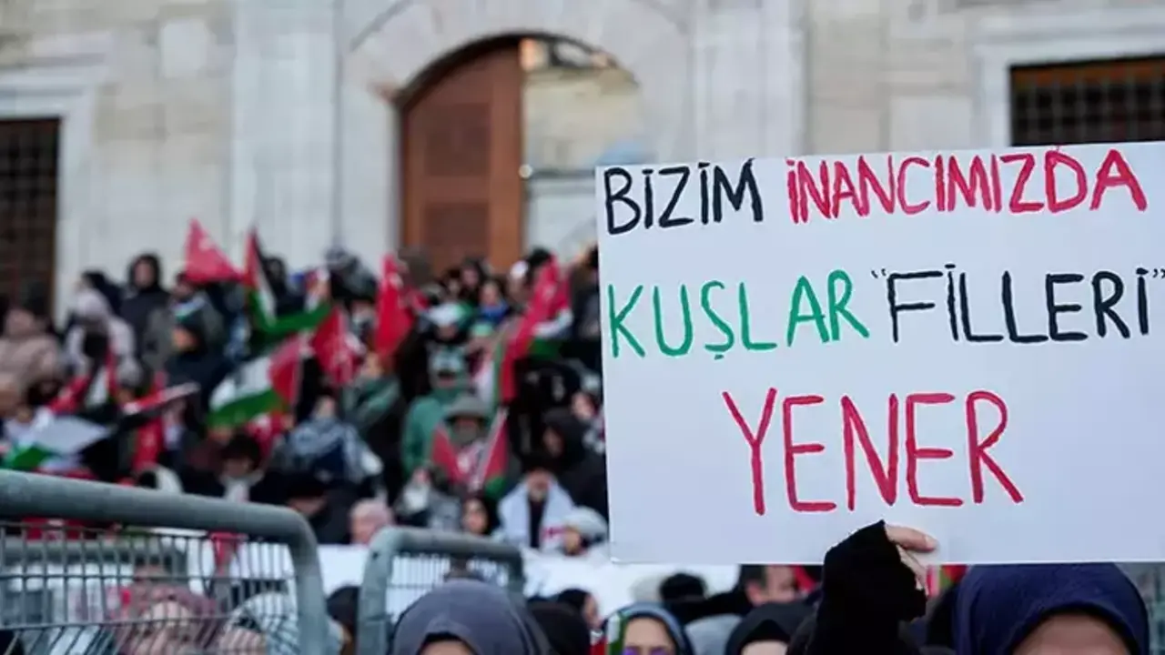 Galata Koprusunde Insanlik Seli (2)