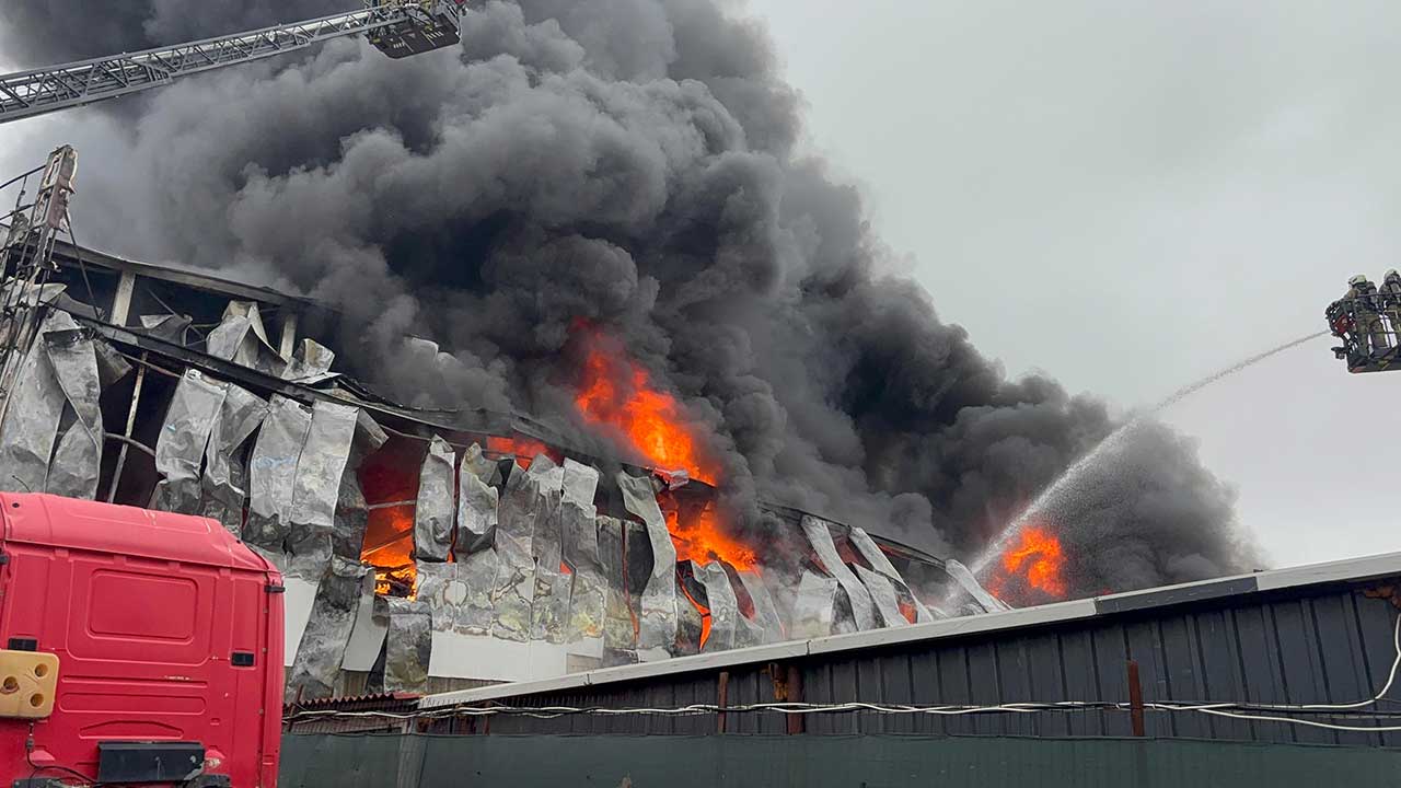 Istanbul Atasehirde Alevler Gokyuzunu Sardi Oto Yedek Parca Imalathanesinde Buyuk Panik3