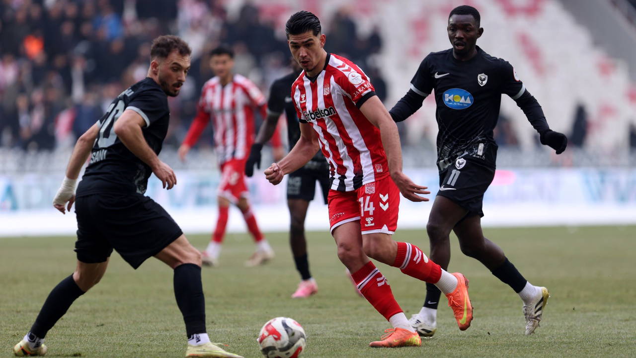 Sivasta Tansiyon Yuksek Puanlar Ortak Amedspor Liderlik Unvanini Kar Altinda Korudu1