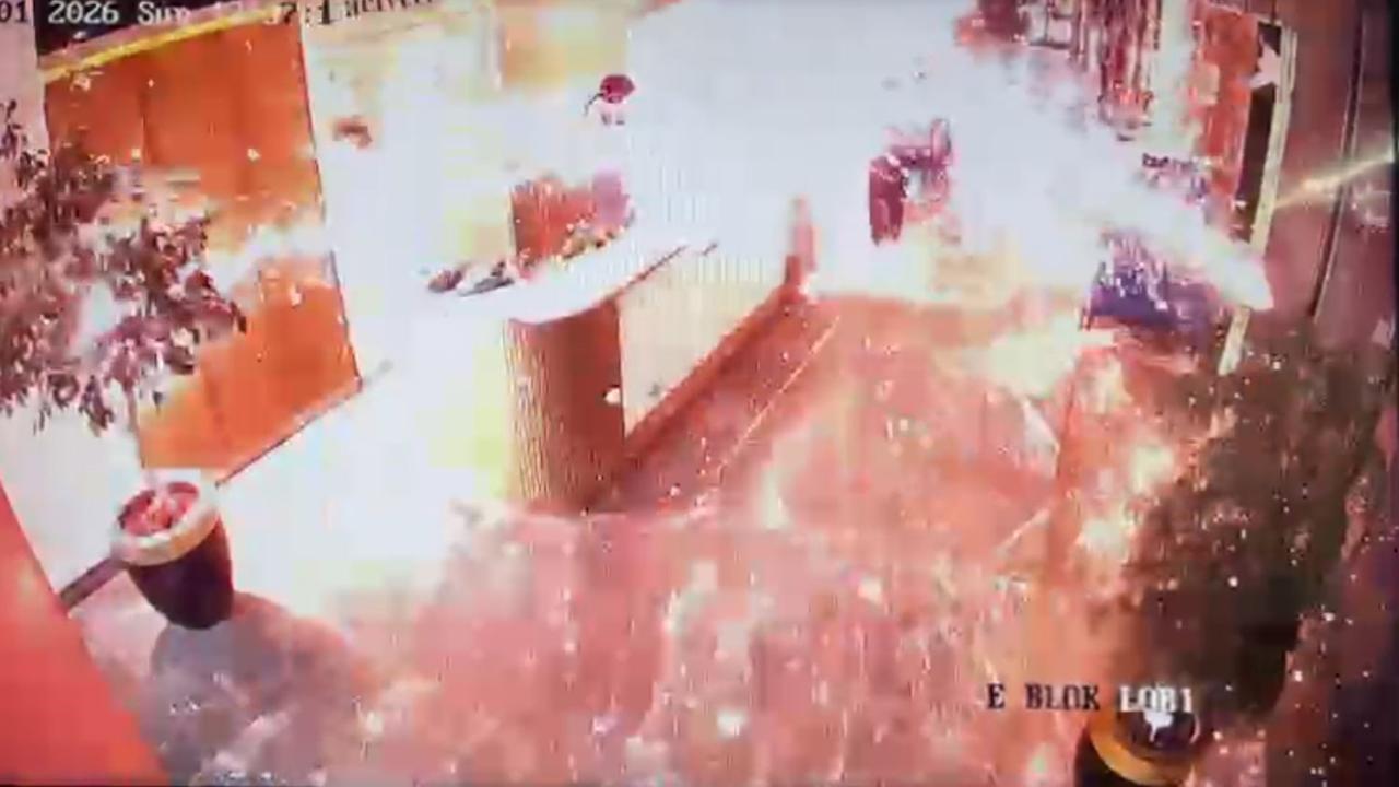 Zeytinburnunda Kargo Panigi Supheli Paket Lobiye Indigi Anda Alev Topuna Dondu3