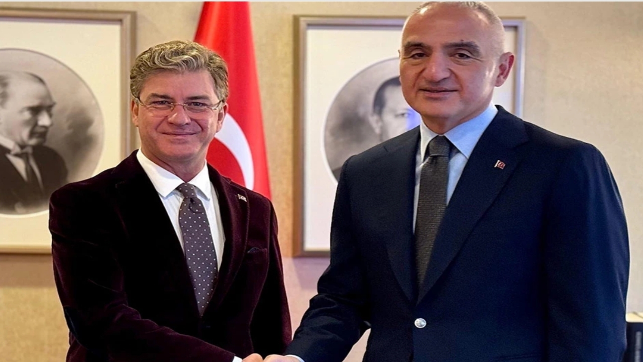 Sanatin Zirvesinden Politika Mas