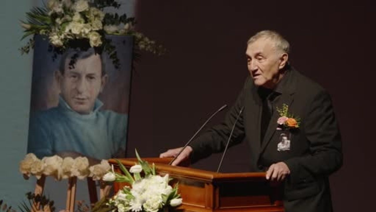 Haldun Dormene Perde Kapanirken Muhsin Ertugrulda Duygu Seli2