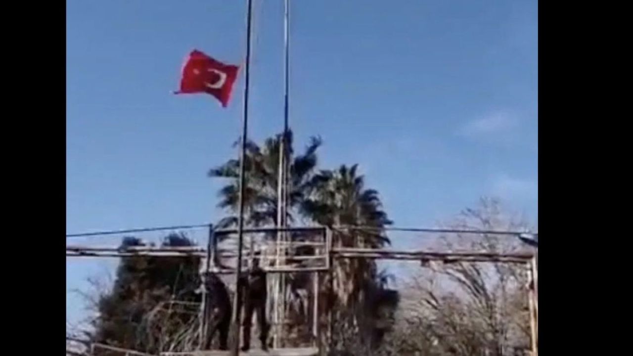 Sinir Hattindaki Bayrak Gerilimi Kandilden Provokasyon Cikisi Geldi2