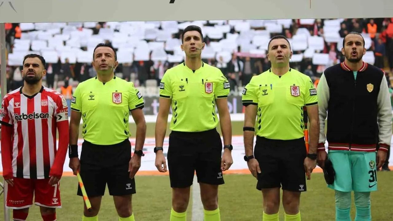 Yesil Sahada Ofsaytimsi Krizi Sivasspor Amedspor Maci Hakemleri Istifa Etti2