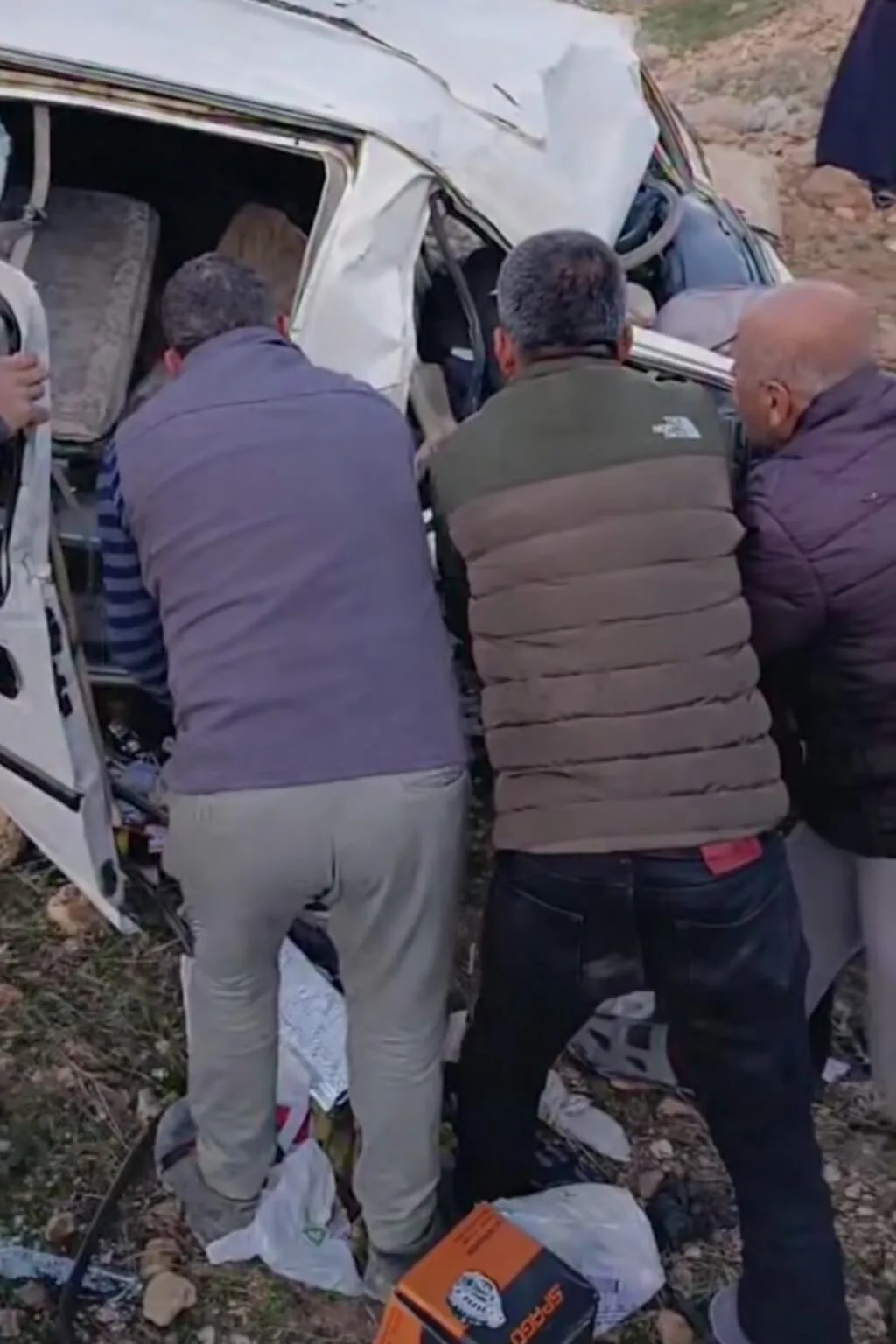 Gercüş’te Ticari Araç Şarampole Yuvarlandı: 2’si Ağır 3 Yaralı!