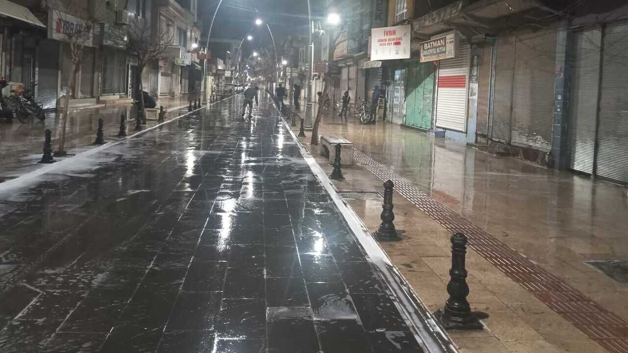 Meydan Ve Caddeler Kopuklu Suyla Yikandi 1