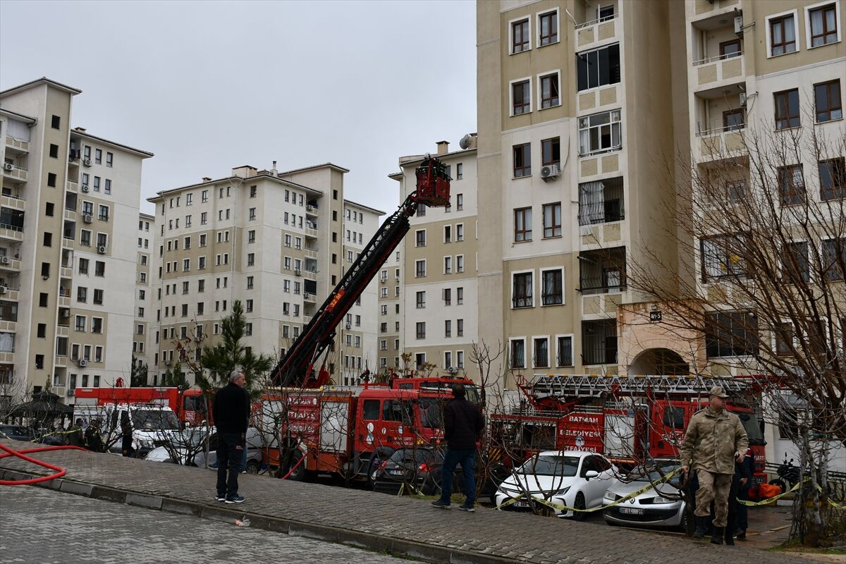Batman’da 10 Katlı Binada Çıkan Yangın'da 21 Kişi Hastaneye Kaldırıldı