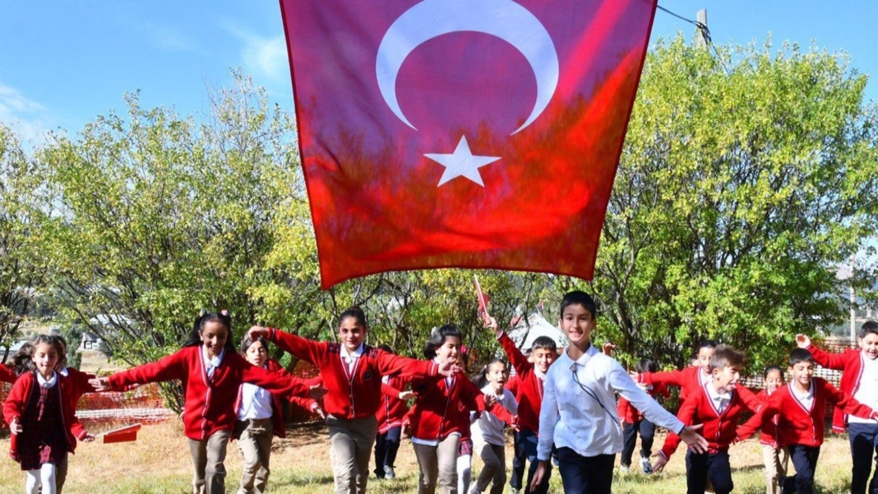 Bayrakla Baslayan Okul Birlikle