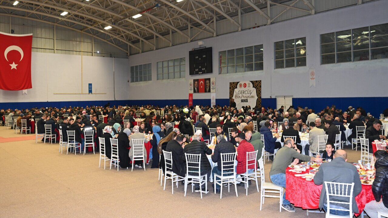 Vali Ekrem Canalp Gercuste Vatandaslarla Iftarda Bulustu 2