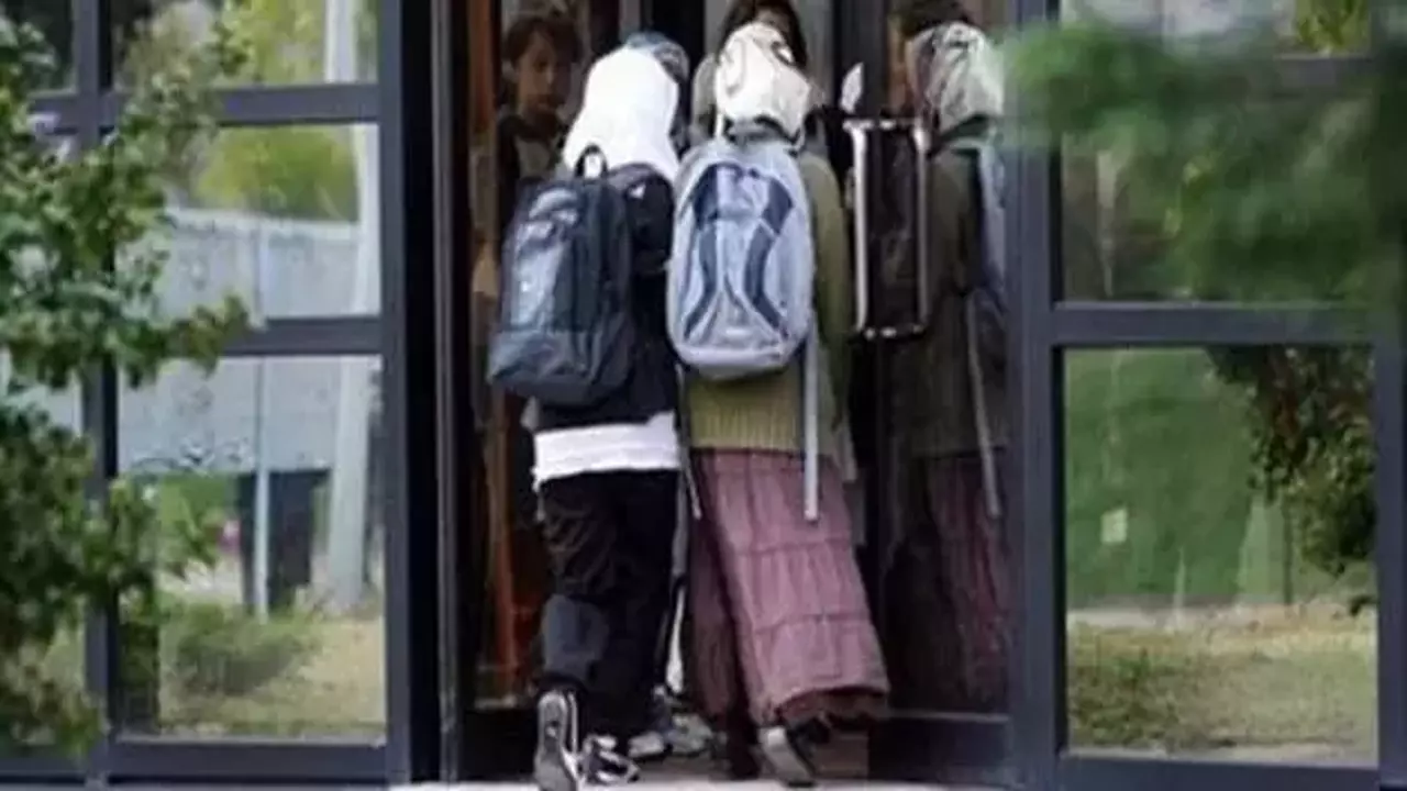 Başörtülü Öğrenciyi Derse Almayan Öğretmen Açığa Alındı