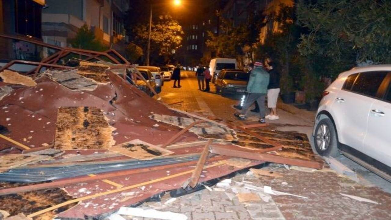 Istanbulda Siddetli Firtina Kabusu Catilar Uctu Gemiler Savruldu 2