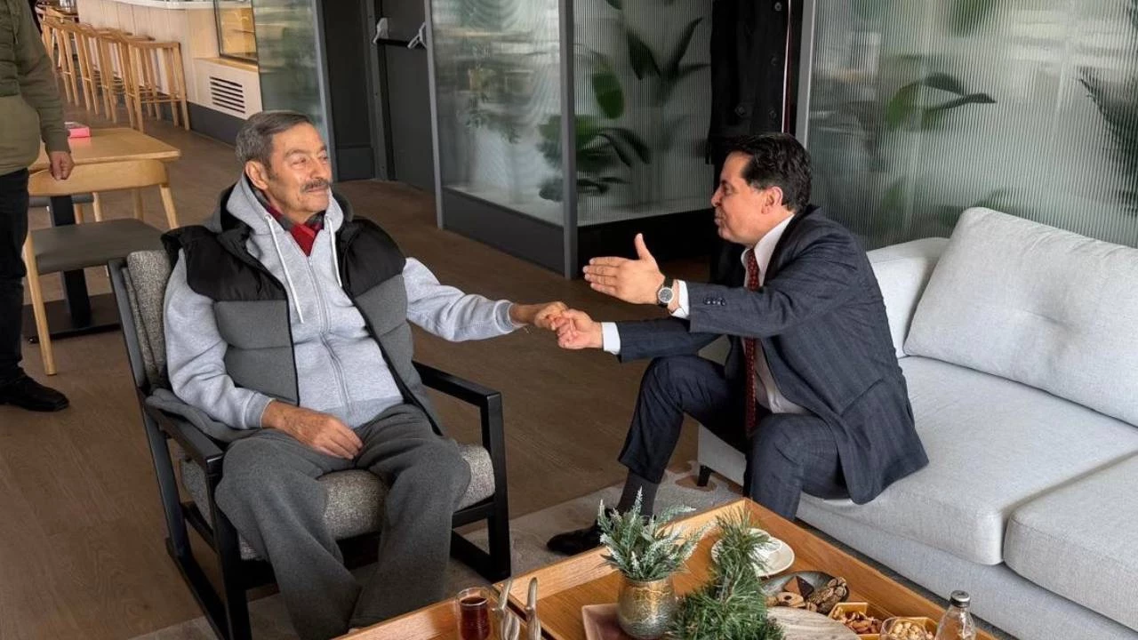 Ahmet Ozerin Adliye Ve Vefa Hattindaki Zorlu Demokrasi Mucadelesi2