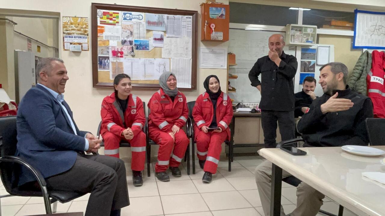 TÜRKİYE'NİN İLK PETROL SAHASINDA TARİHİ SAHUR: Hüseyin Şansi İşçilerle Buluştu