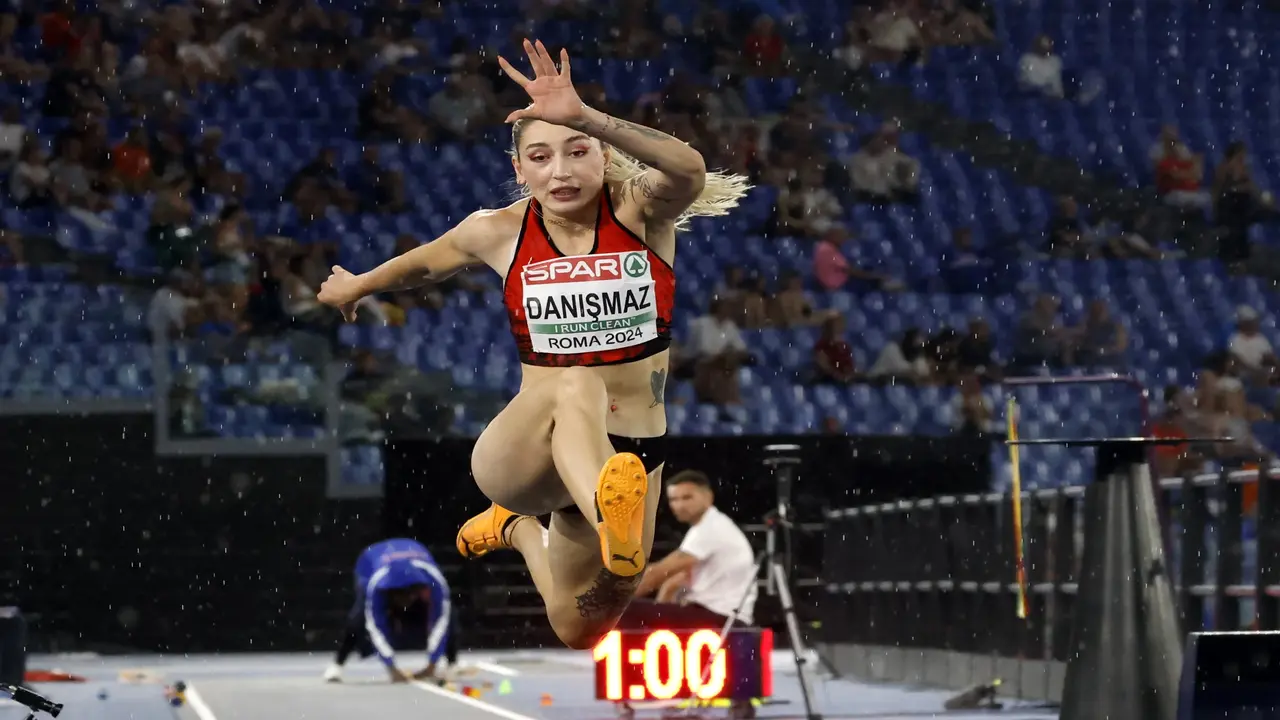 Tugba Danismaz Ve Sedef Cevik Ar