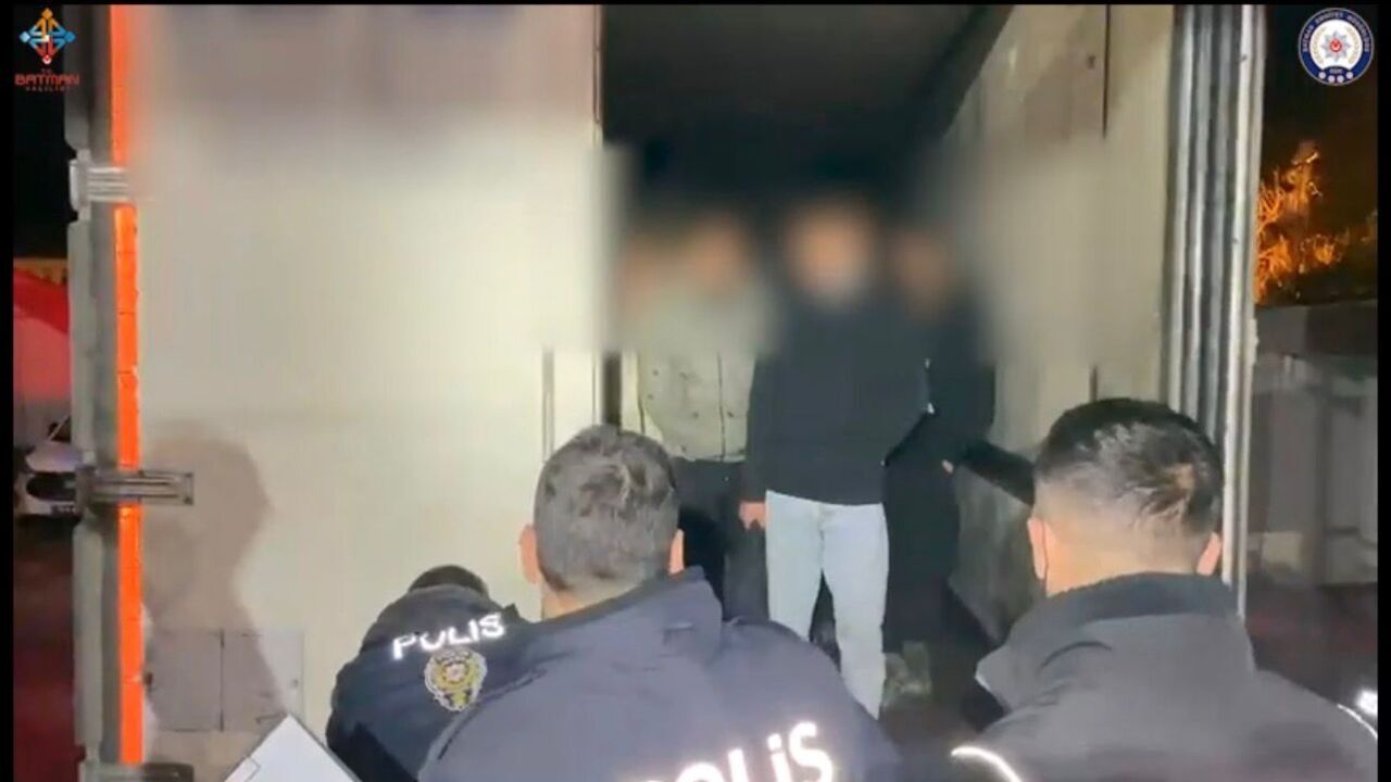 Batmanda Tir Kasasinda Gocmen Sevkiyati 1