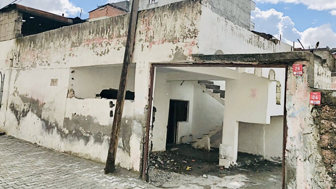 Batmanda Tehlikeli Metruk Binalar Yikildi 1