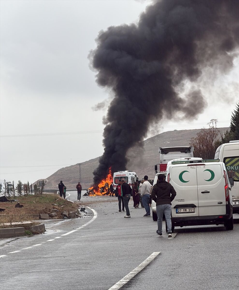 Batman-Midyat Yolunda Devrilen Otomobil Yandı: 2 Yaralı
