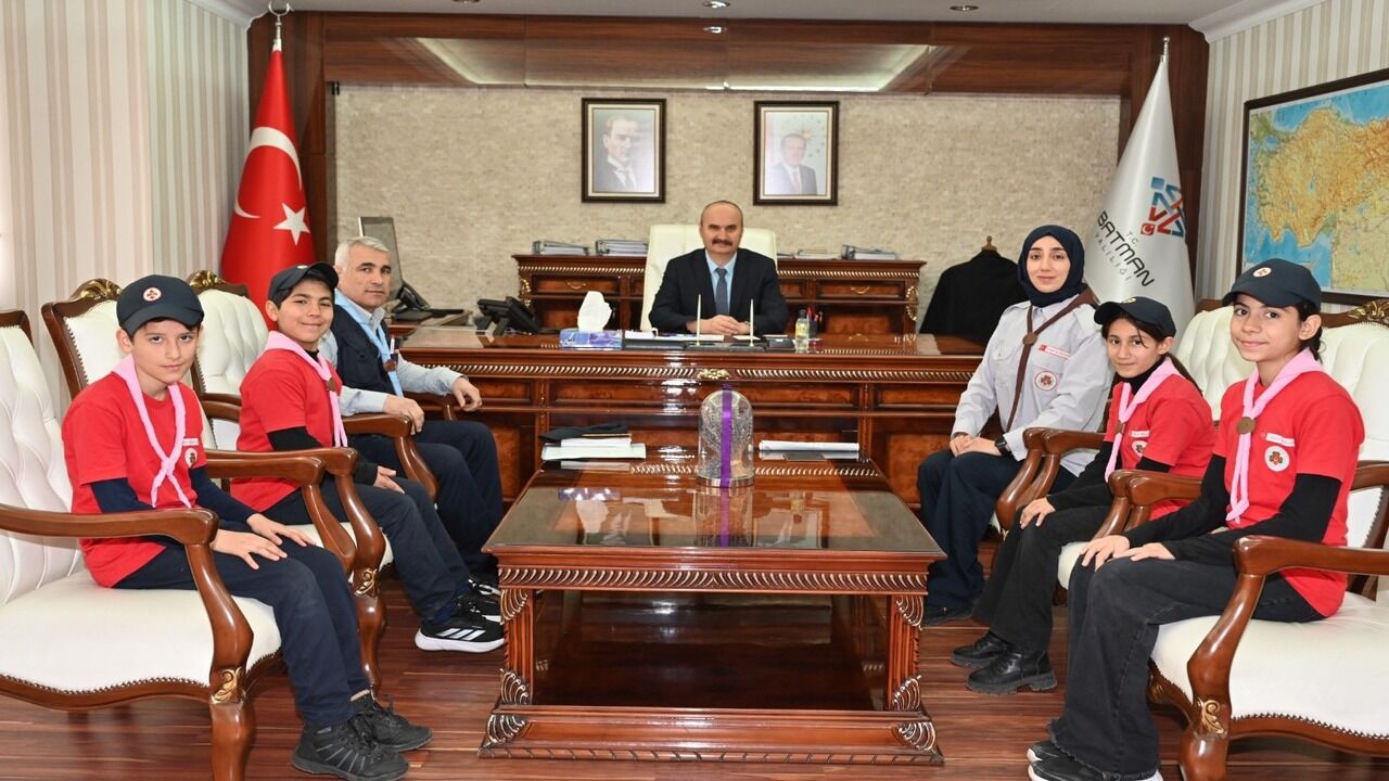 Vali Canalp Minik Izcileri Ve Zeynelbey Spor Kulubunu Agirladi