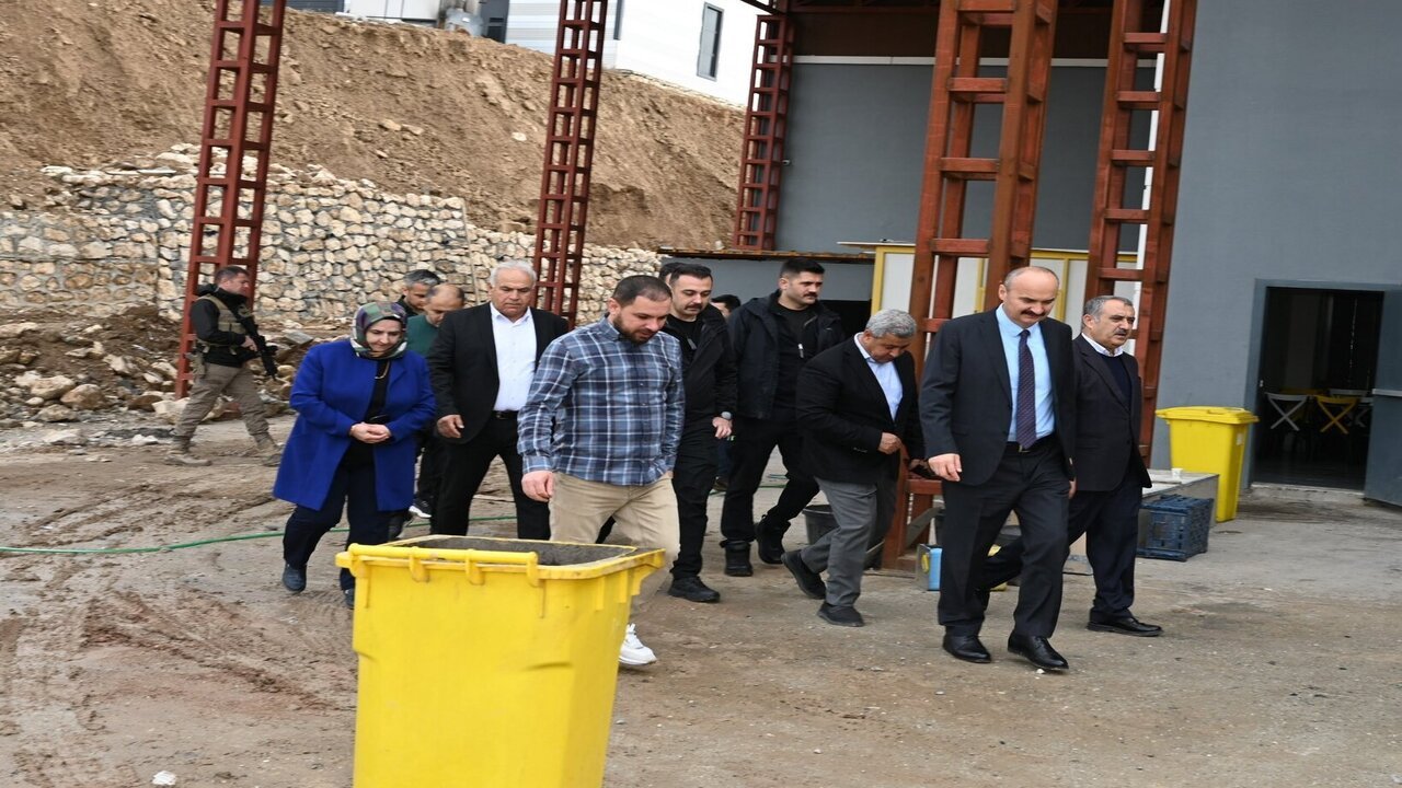 Fabrikanın Duvarı Yıkıldı, Vali Canalp Zarar Gören Fabrikaya Gitti