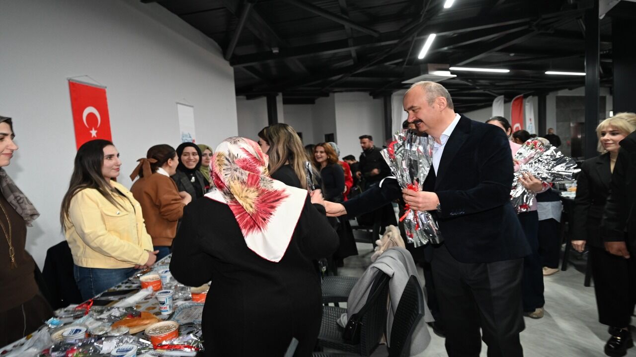 Ekrem Canalp Ve Esi Kadinlarla Iftar Programinda Bulustu