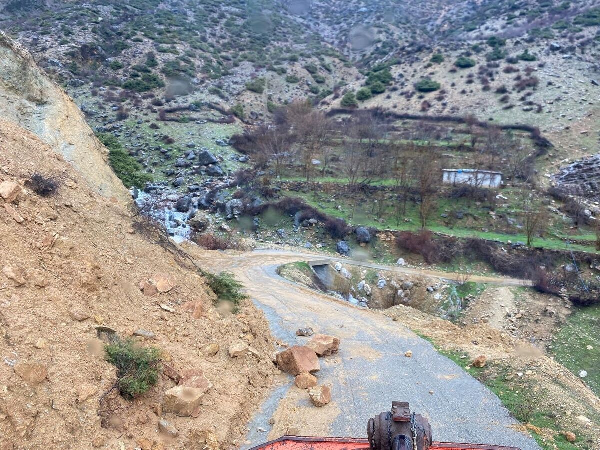 Kozluk’ta Ekipler Seferber Oldu: Kapanan Köy Yolları Açıldı