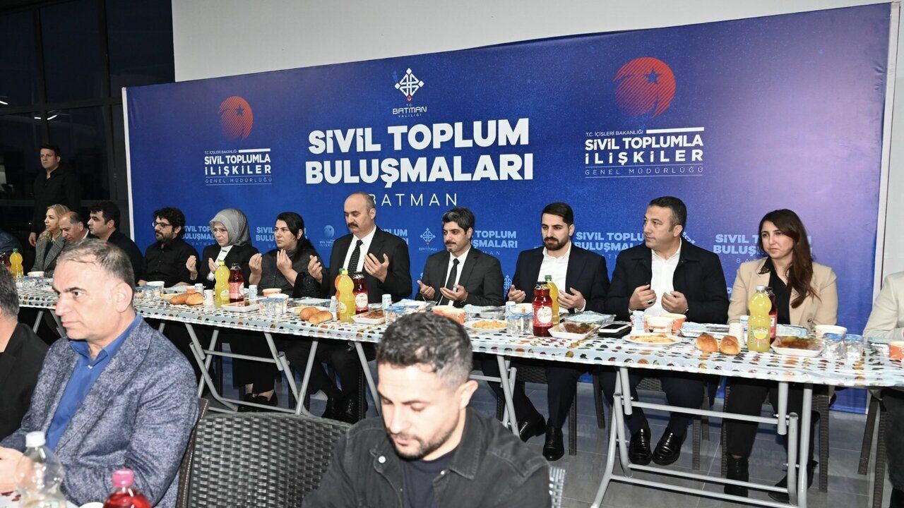 Vali Canalp Hekimleri Iftarda Agirladi
