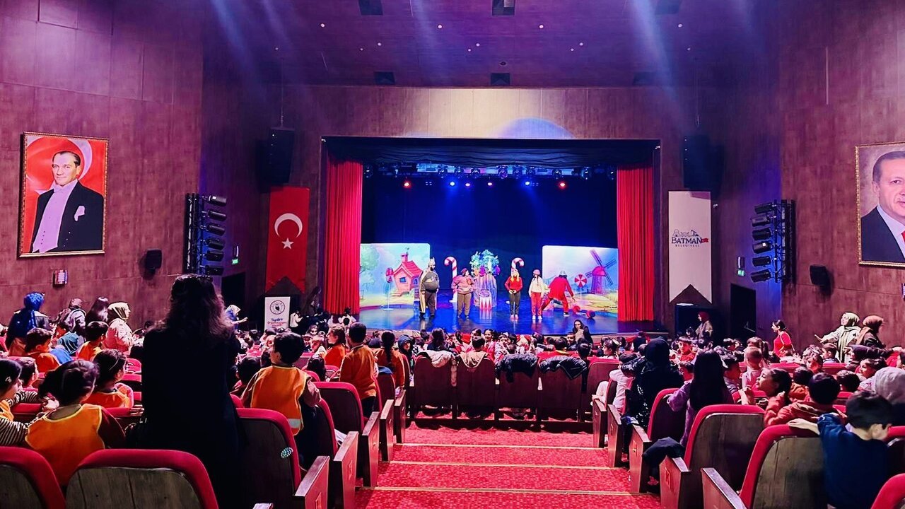 Batmanda 800 Ogrenci Tiyatroyla Bulustu 2