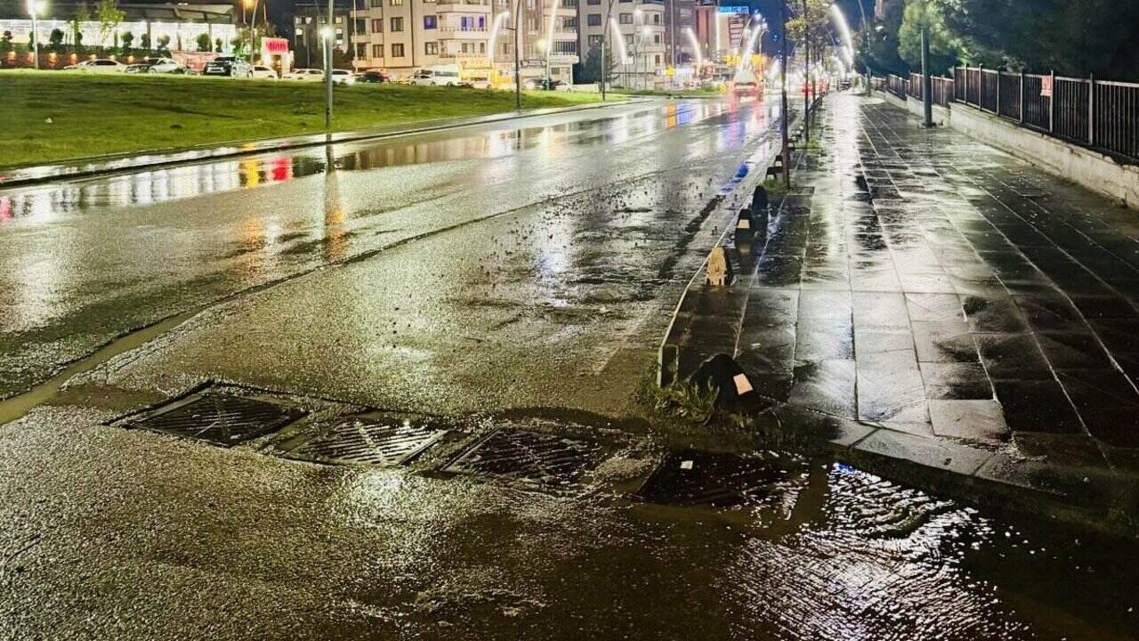 Batmanda Belediye Ekipleri Sel Riskine Karsi Sahada 1