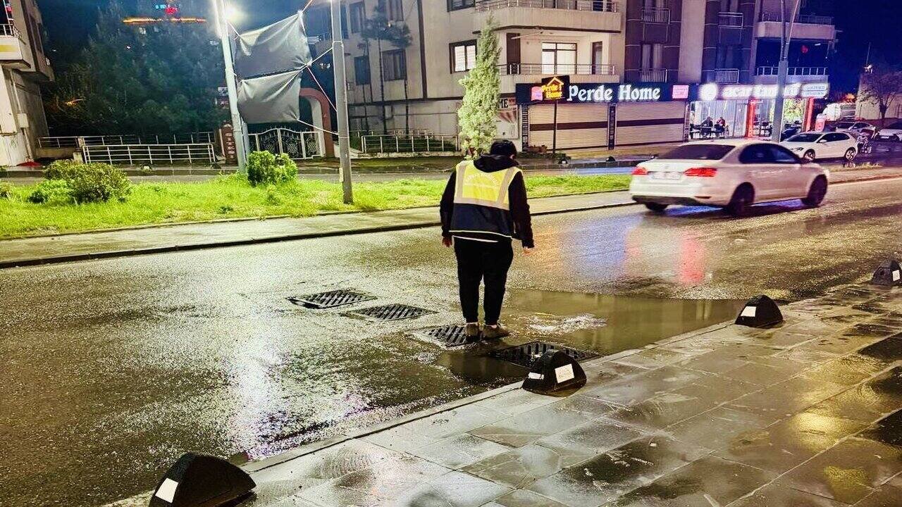 Batmanda Belediye Ekipleri Sel Riskine Karsi Sahada