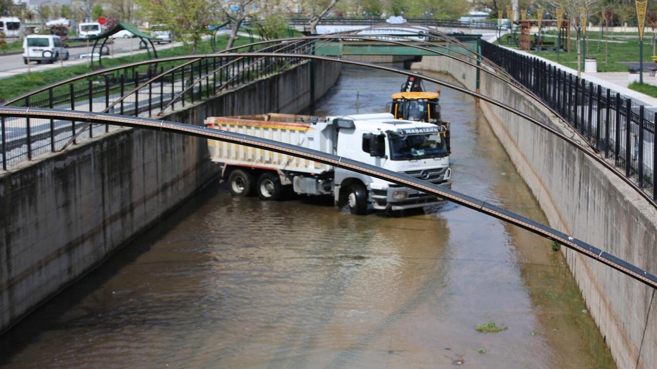 Iluh Deresinde Tonlarca Moloz Ve Atik Is Makineleriyle Temizlendi 1