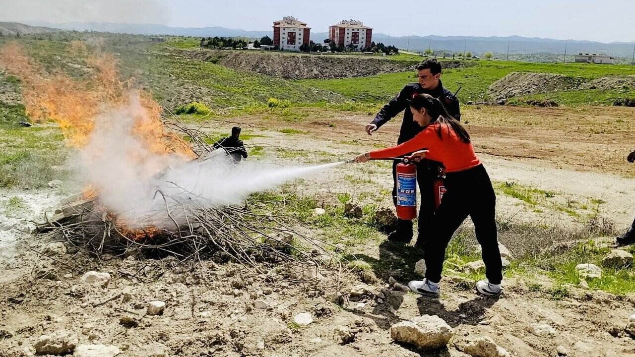 Universiteli Genclere Yanginla Mucadele Egitimi 1
