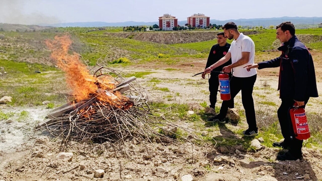 Üniversiteli Gençlere "Yangınla Mücadele" Eğitimi