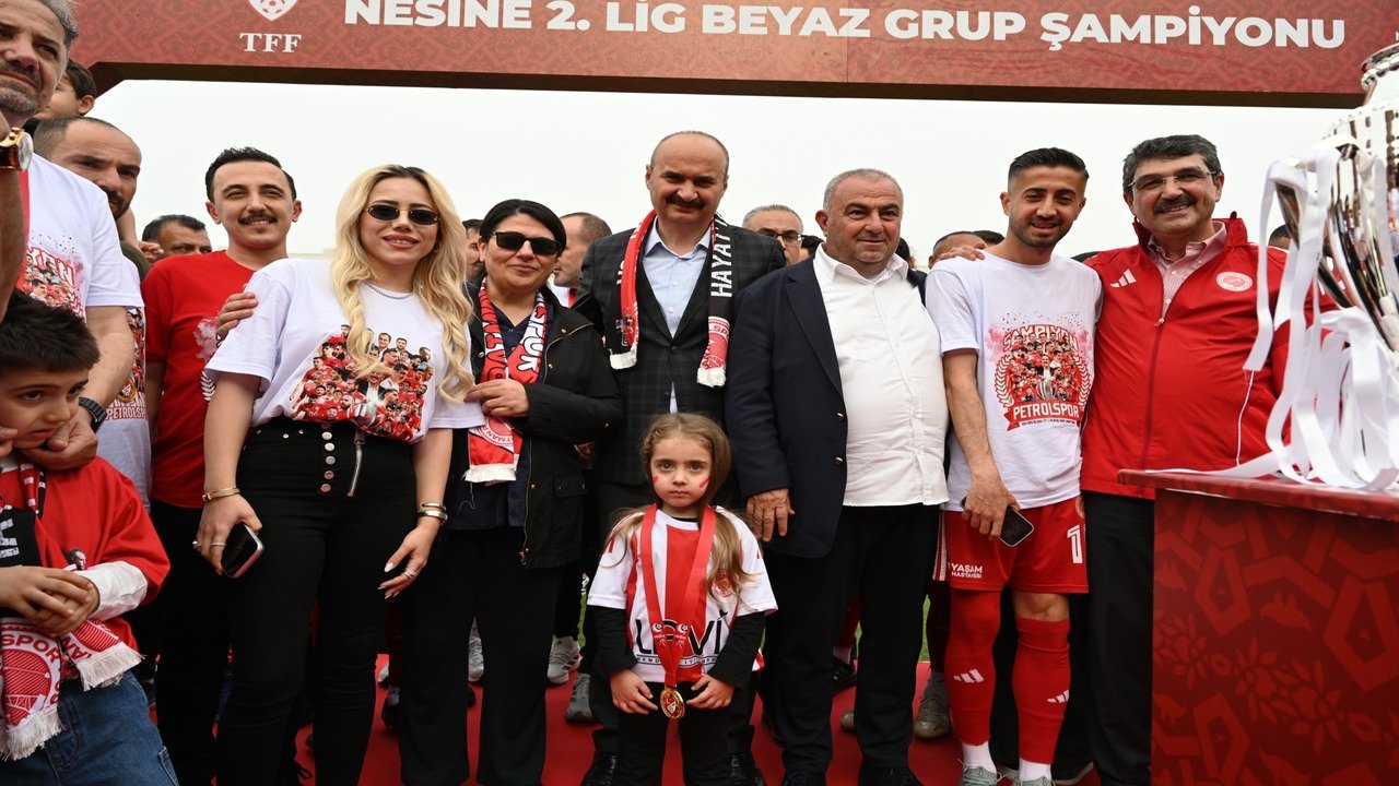 Vali Canalp Sampiyonu Kutladi 1