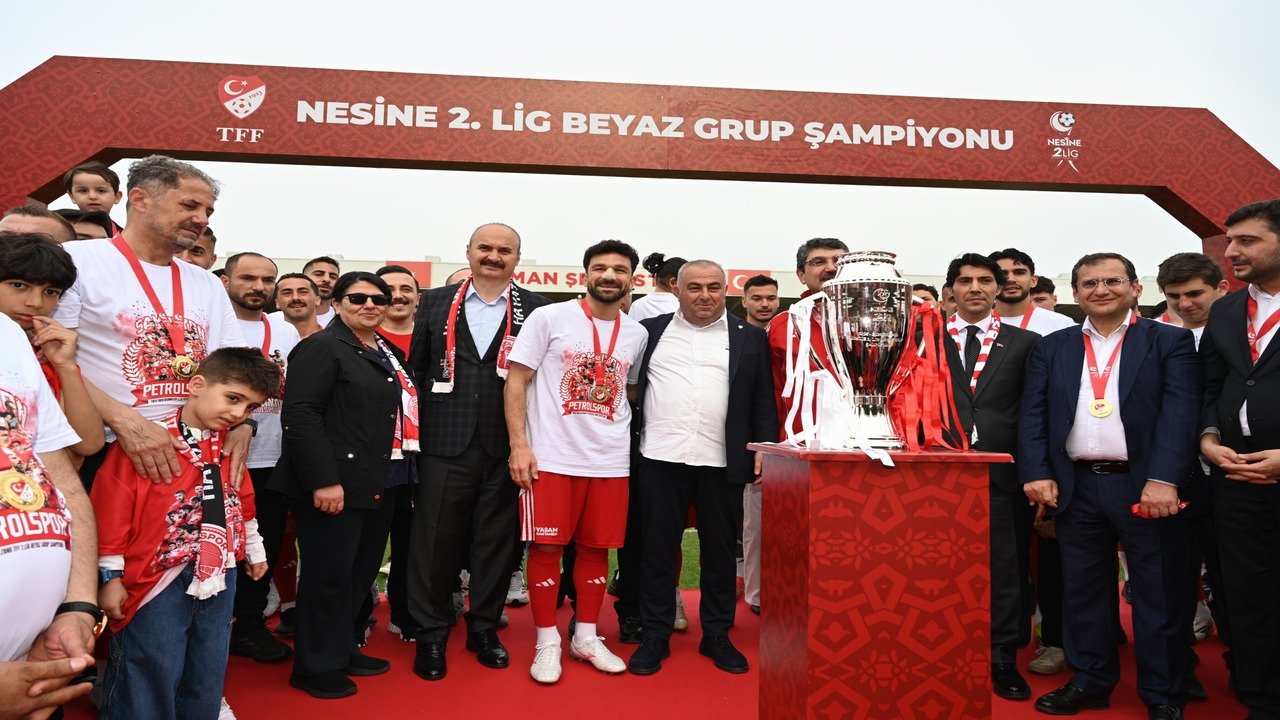 Vali Canalp Sampiyonu Kutladi 2