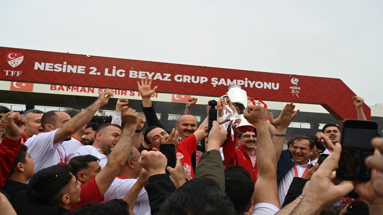 Vali Canalp Sampiyonu Kutladi 3