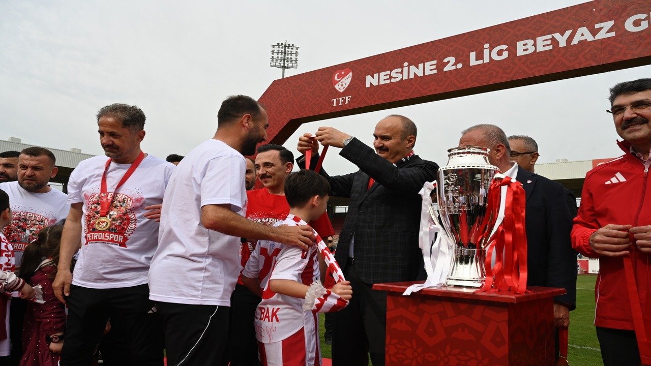 Vali Canalp Şampiyonu Kutladı