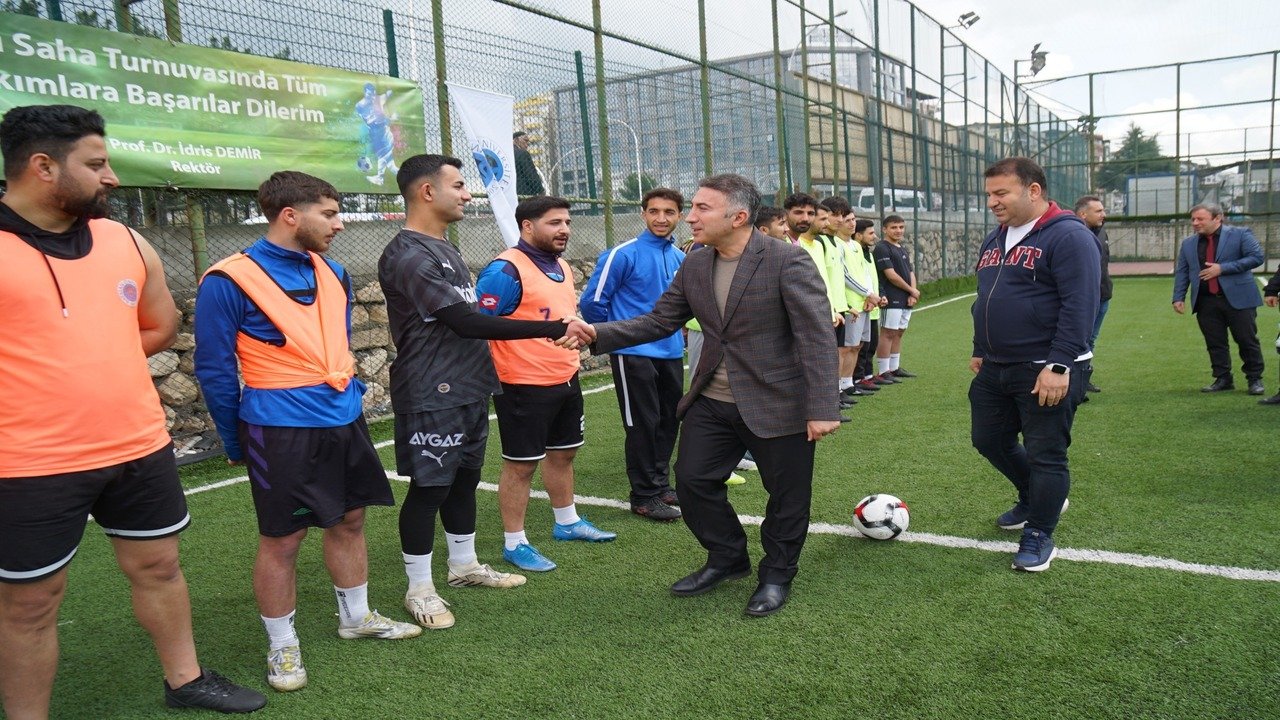 Batman Universitesinde 11 Takim Sahaya Indi Ilk Vurus Rektorden 2