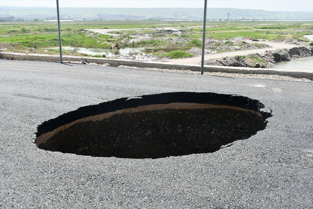 Batman'da Çökme Meydana Gelen Kara Yolu Ulaşıma Kapatıldı