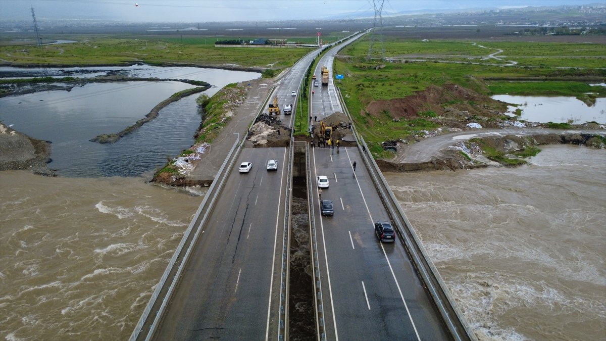 Batman'da Sağanak Nedeniyle Çökme Meydana Gelen Yol Ulaşıma Kapatıldı