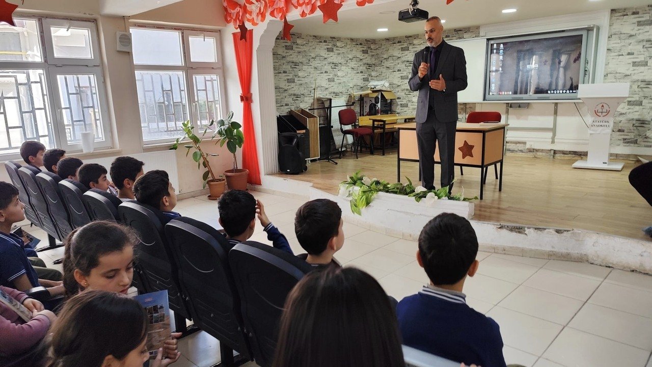 Yazar Metin Ozmenden Kurtalanli Ogrencilere Ozel Soylesi 1