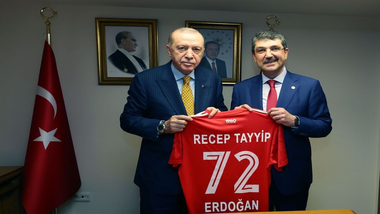 Şampiyonun Forması Cumhurbaşkanı Erdoğan’a Takdim Edildi
