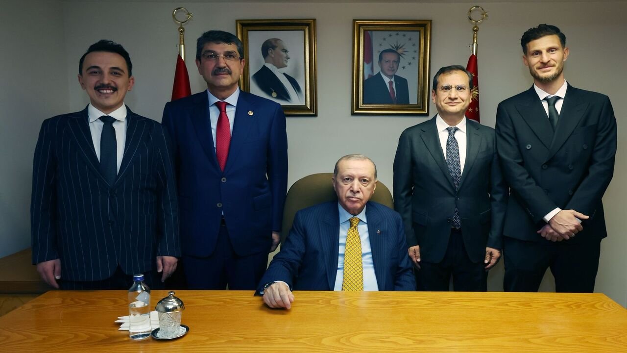 Sampiyonun Formasi Cumhurbaskani Erdogana Takdim Edildi 2