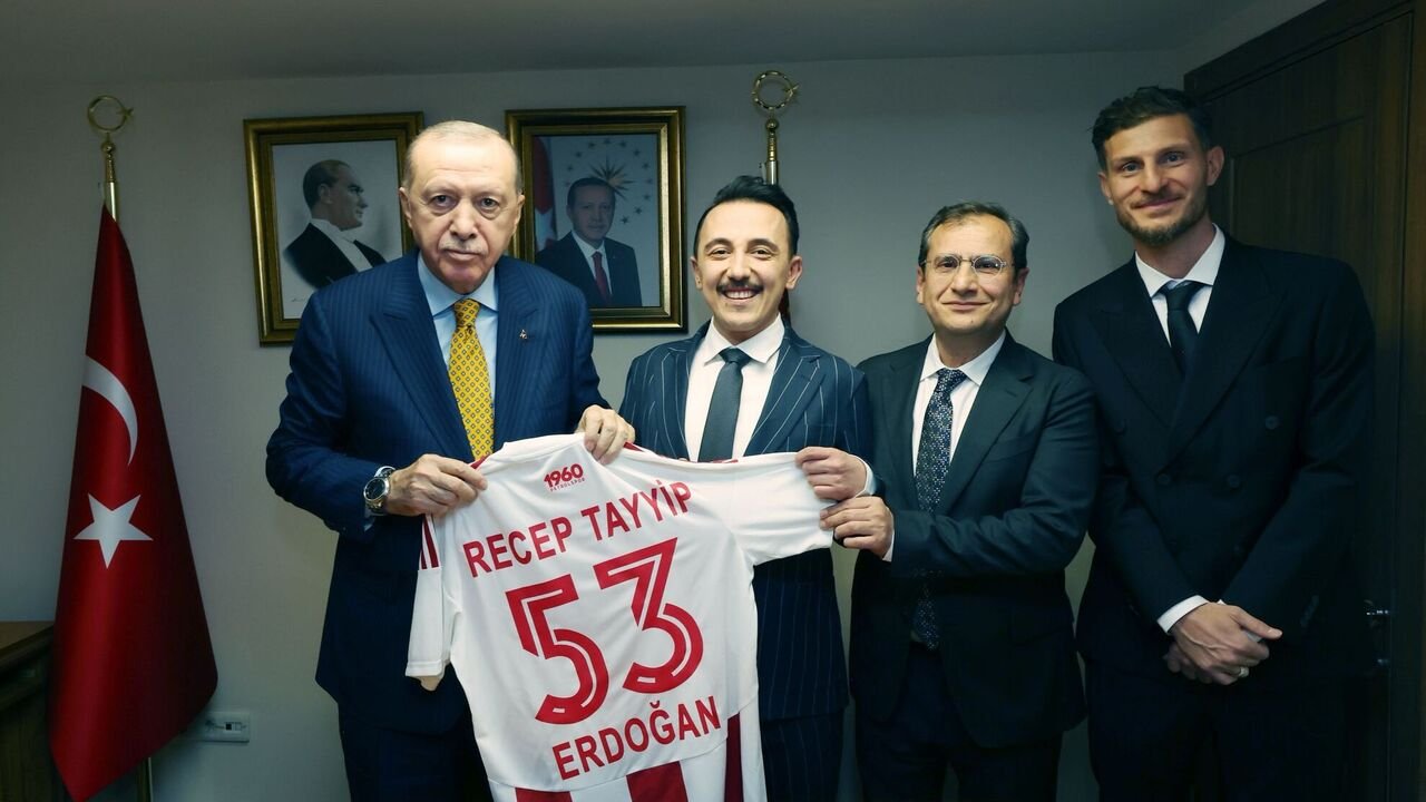 Sampiyonun Formasi Cumhurbaskani Erdogana Takdim Edildi