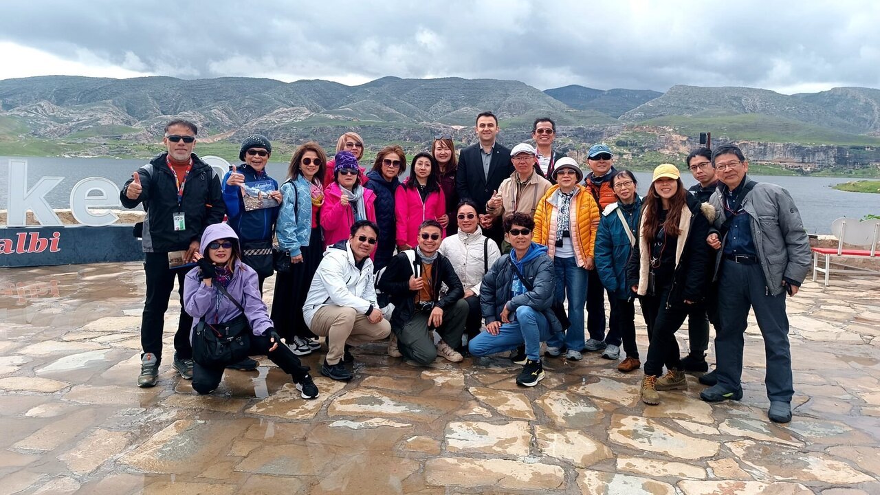 Hasankeyf Kaymakamı İmrak Uzak Doğulu Turistlerle Bir Araya Geldi