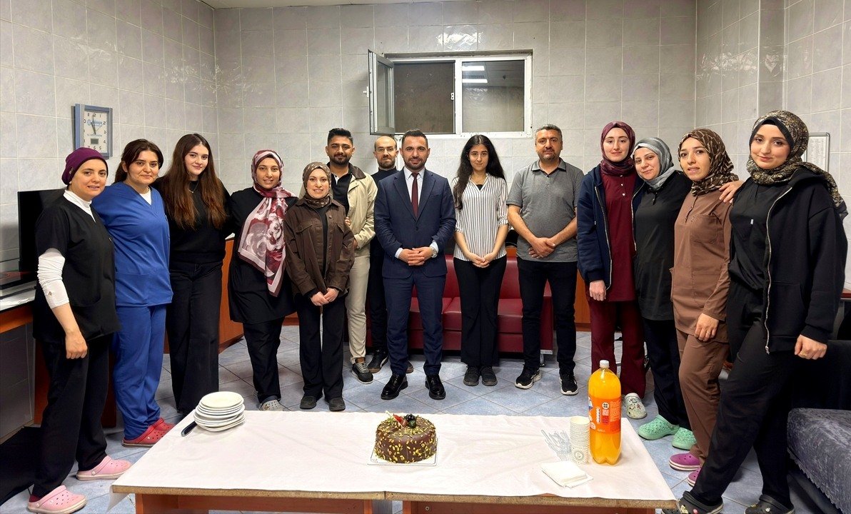 Kozluk'ta Laboratuvar Çalışanlarına Özel Kutlama