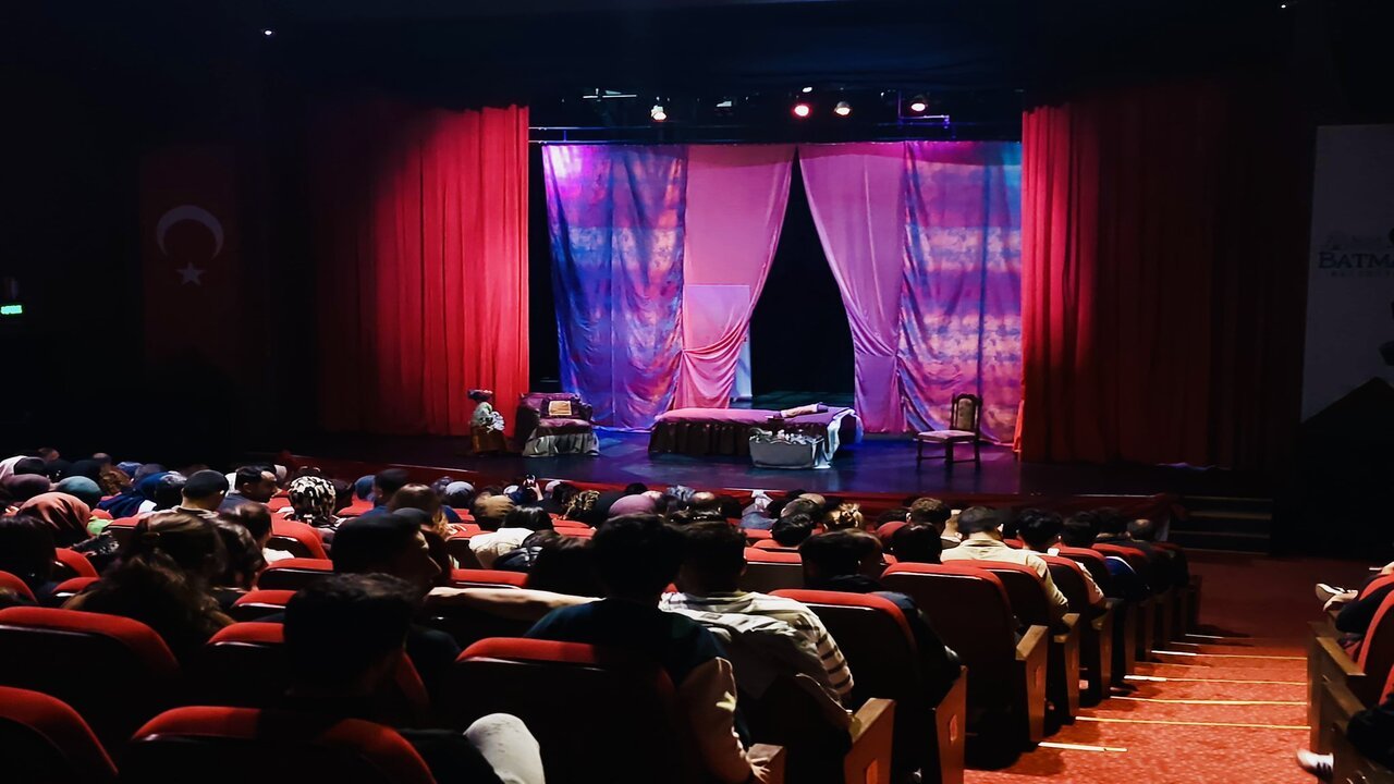 Batmanda Tiyatro Ruzgari Hastalik Hastasi Kapali Gise Oynadi 2
