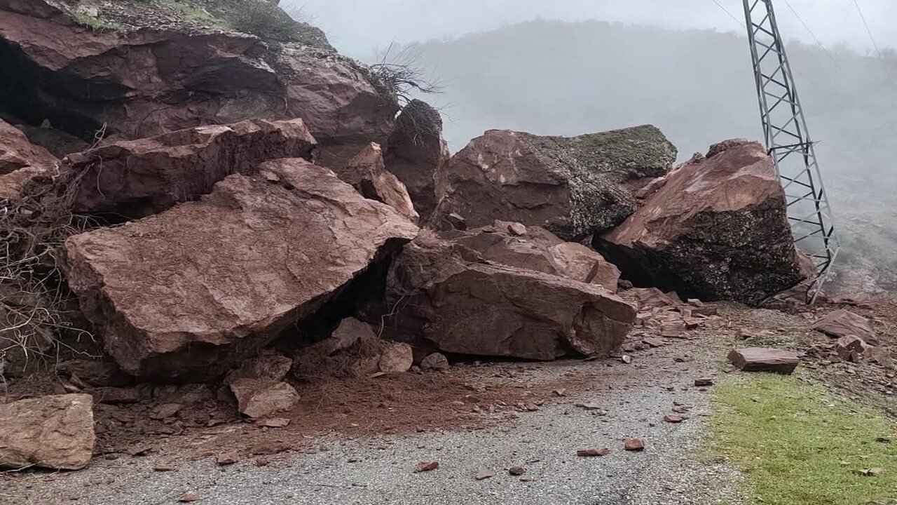 Sason'da Heyelan Nedeniyle Yol Trafiğe Kapatıldı