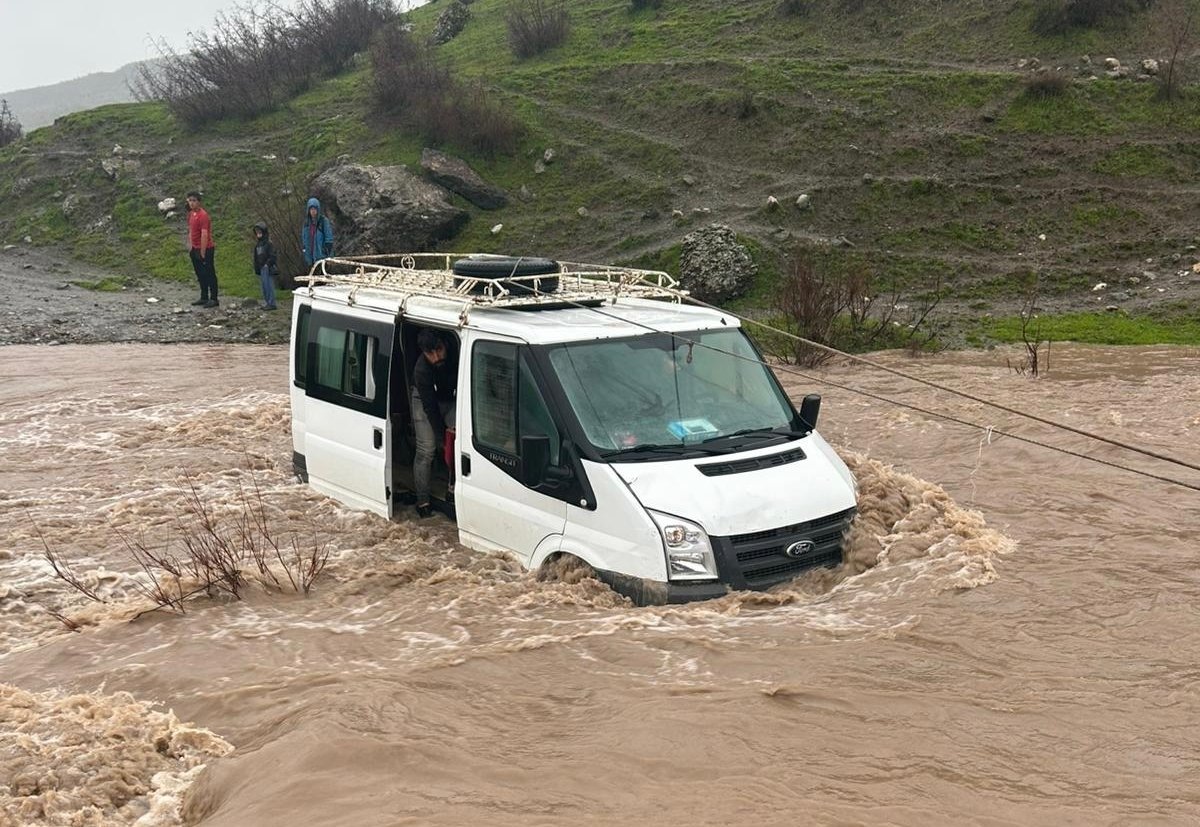 Siirt'te Hastaneye Yetiştirilmeye Çalışılan Kadın Derede Mahsur Kalan Araçta Can Verdi